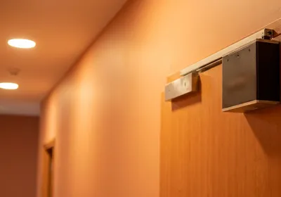 Ventouse électromagnétique type Z installée en haut de porte coupe-feu côté fermeture, électroaimant mural 24 V