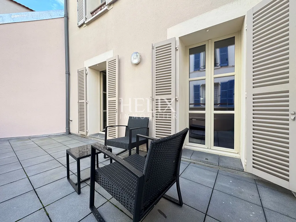 A louer superbe appartement meublé avec une terrasse de 13,78 M² au coeur du centre de Saint-Germain-en-Laye.