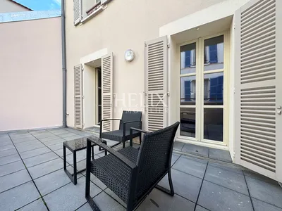 A louer superbe appartement meublé avec une terrasse de 13,78 M² au coeur du centre de Saint-Germain-en-Laye.
