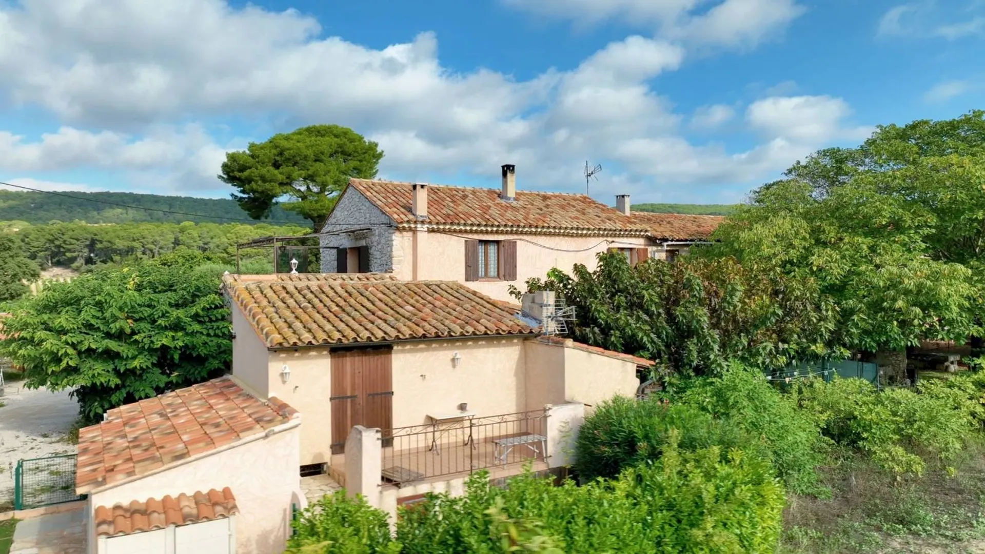 Vente  bâtisse Cassis  au milieu des vignes dans environnement de qualité