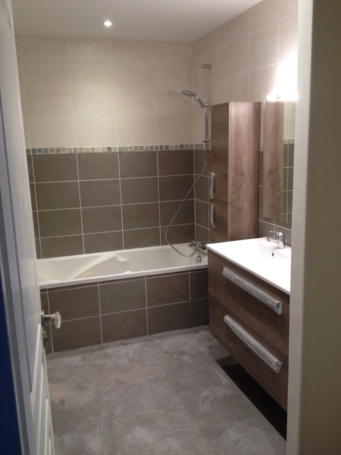 Salle de bains rénovée avec baignoire moderne lors d’une rénovation complète à Oullins près de Lyon (Rhône – 69)