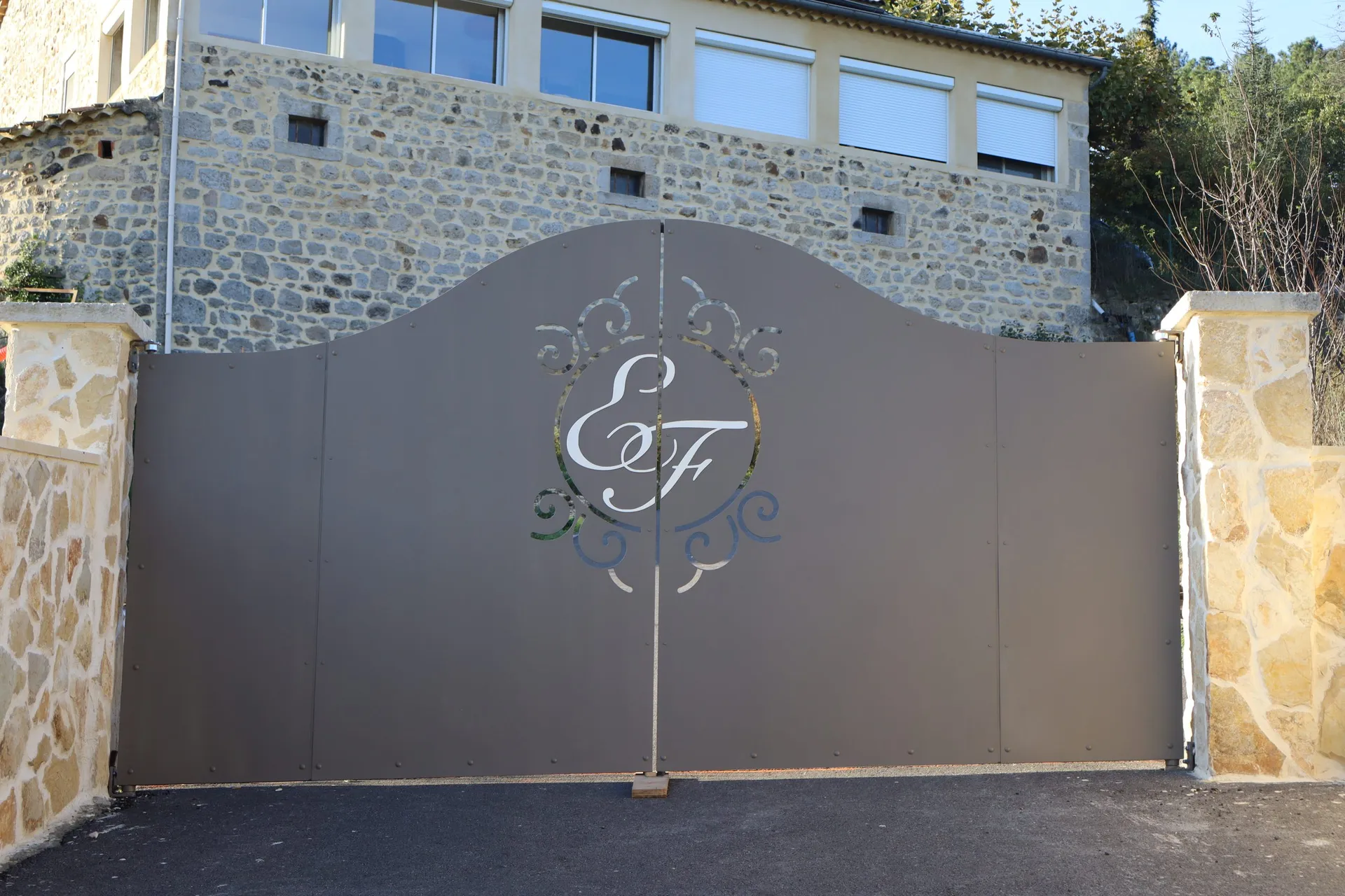 Portail en fer, avec initial incorporée au centre pour une entrée de propriété unique en Sud Ardèche.