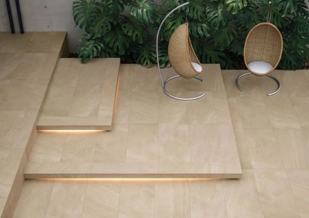 Dans les lofts industriels de Sotteville-lès-Rouen, proche de Rouen, la texture brute de la gamme crée un contraste élégant avec le métal et le bois.