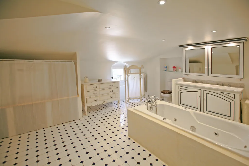 A vendre, château avec dépendances entre Uzès et Avignon   