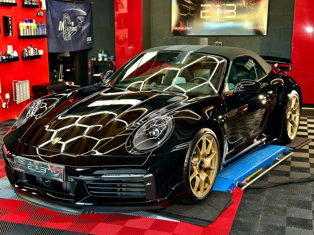 protection PPF automobile Lyon traitement céramique carosserie Porsche 992 Turbo S cabriolet 