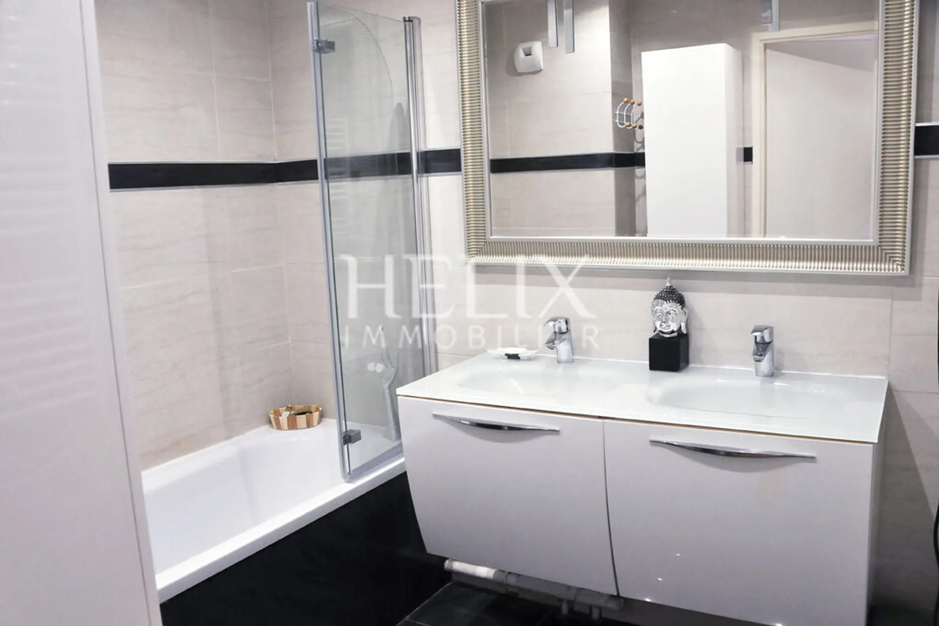 Superbe appartement 3 pièces de 63,95 M² habitable avec un balcon de 20,90 M² à Saint-Germain-en-Laye.
Situé au 4me étage la résidence So Green dévoile une architecture soignée et élégante dans son cadre naturel, en bordure de forêt 