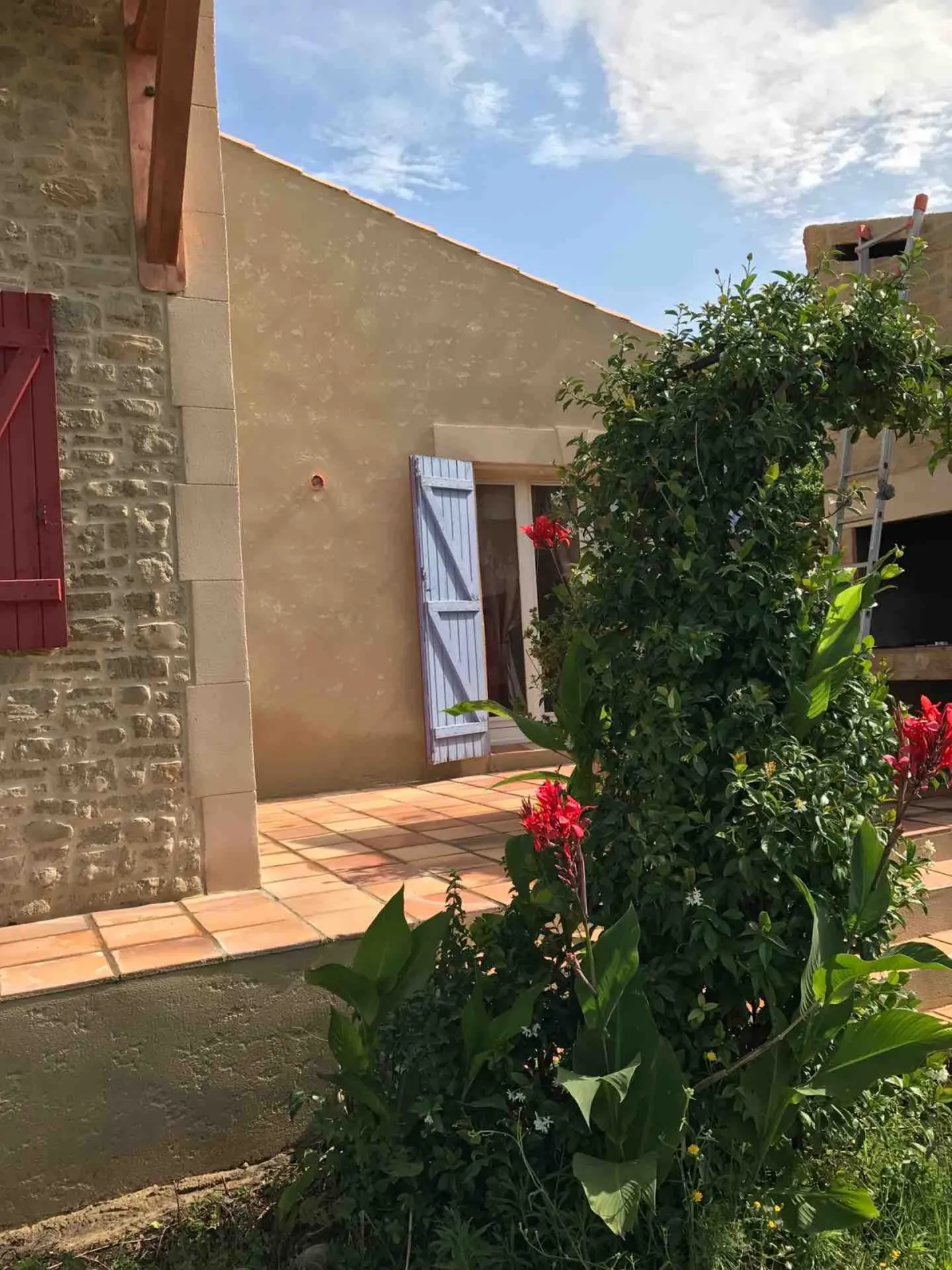 Rénovation d’une façade en pierre à Ouveillan dans l’Aude près de Narbonne