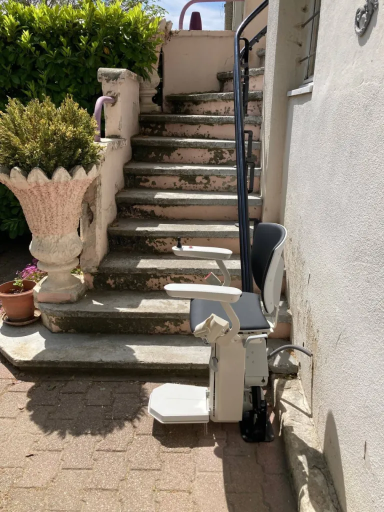 Le design de ce fauteuil monte escalier extérieur est adpaté à cet environnement dans le Vaucluse
