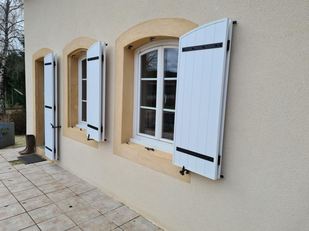 Pose de volets battants cintrés sur-mesure en aluminium blanc avec pentures et contre-pentures noires à Chenay-le-Châtel près de Charlieu (42)