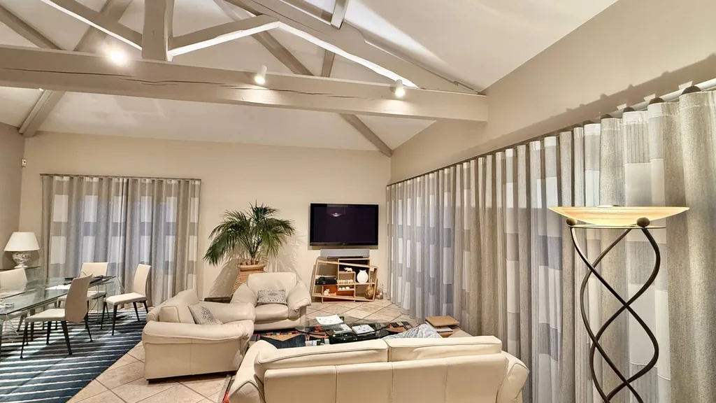 Décoration d'intérieure réalisé avec un voialge de chez Ado et des tringles de chez Houlès à Miribel dans la région lyonnaise 