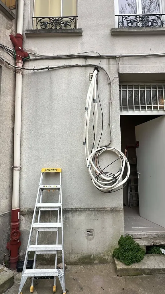 Installation d’une climatisation réversible Split Daikin dans un bureau à Gagny 
