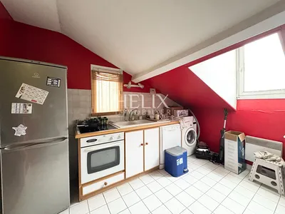 A vendre un appartement traversant situé au 4ème et dernier étage dans un immeuble ancien à Saint-Germain-en-Laye. 