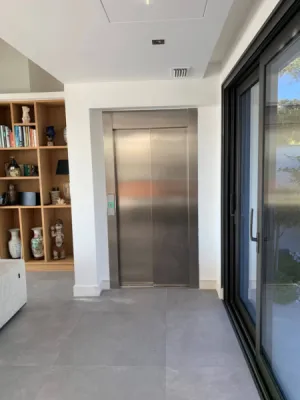 Superbe ascenseur de maison VIMEC en intérieur sur 3 niveaux avec accès d'équerre et portes télescopiques près de Fréjus entre Aix en Provence et Cannes Superbe ascenseur de maison VIMEC en intérieur sur 3 niveaux avec accès d'équerre et portes télescopiques près de Fréjus entre Aix en Provence et Cannes