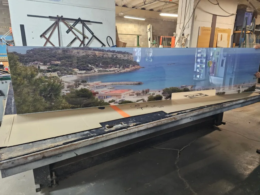 Création d’un fond de hotte pour cuisine personnalisé avec intégration de photos numériques sur le thème de la mer pour un appartement à Carry le Rouet sur La Côte Bleue