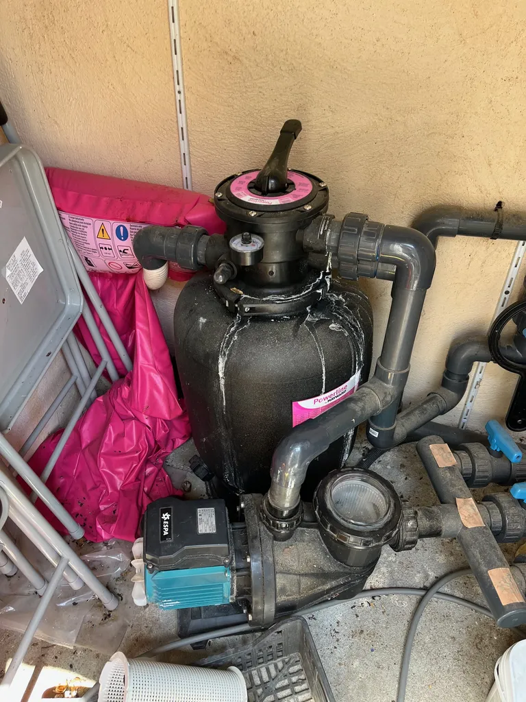 Dépannage de filtre à sable de piscine qui fuit à Bouc-Bel-Air : réparation d'une fuite au collier, à la vanne ou sur la cuve pour particuliers