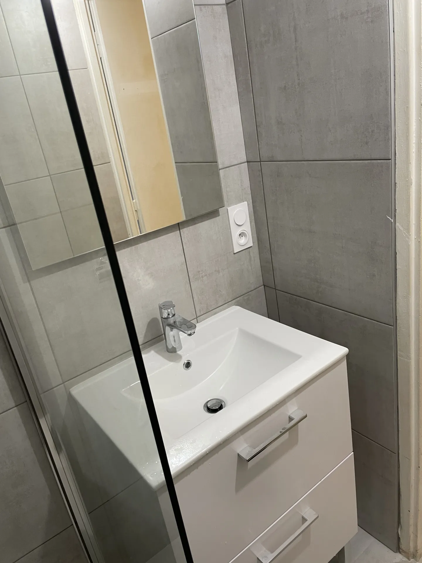 Salle de bain rénovée à Tassin-la-Demi-Lune près d’Écully : modernisation des revêtements et installation d’équipements contemporains pour améliorer le confort et l’esthétique.