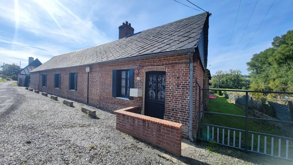 Longère de 135 m² habitables, bâtie sur un terrain de 2688 m² paysagé et clos.