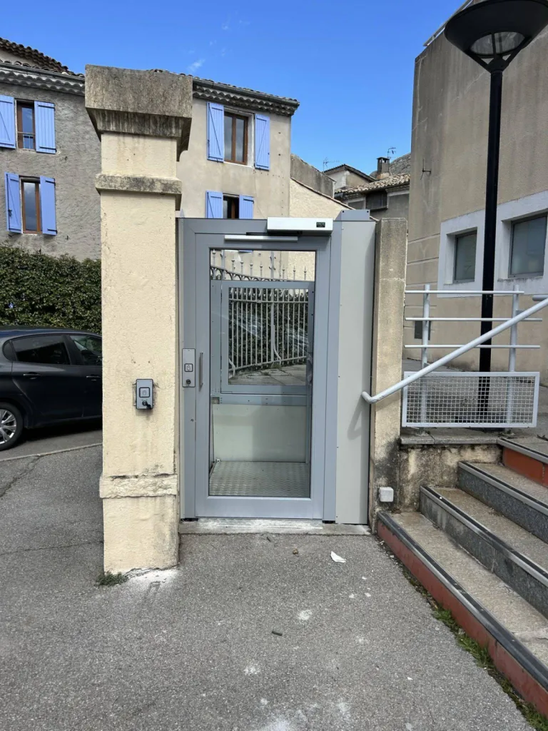 Harmonie pour cette plateforme verticale en extérieur dans un ERP à Sisteron