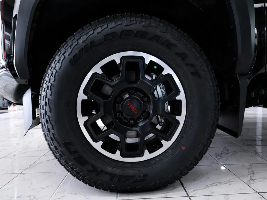 Jantes 18 pouces et pneus tout-terrain du Toyota Tacoma TRD Off Road 2026