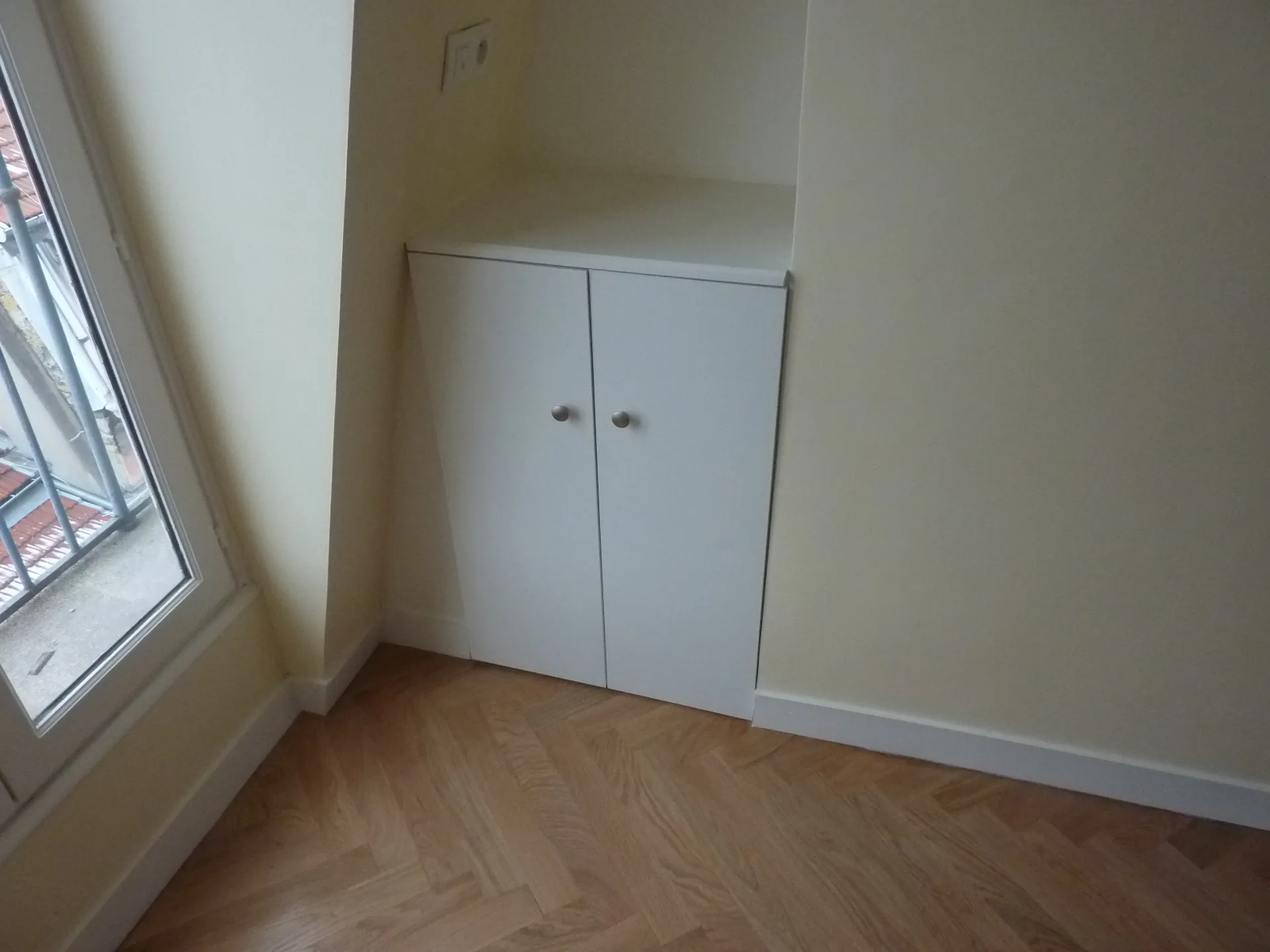 Création de placards intégrés dans les combles aménagés pour exploiter les volumes sous toiture et maximiser les rangements à Lyon 4