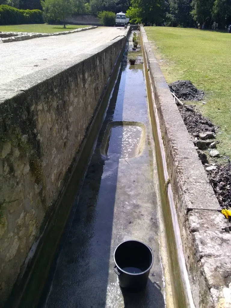 Nettoyage d'un bassin aquatique à La Roque d'Anthéron