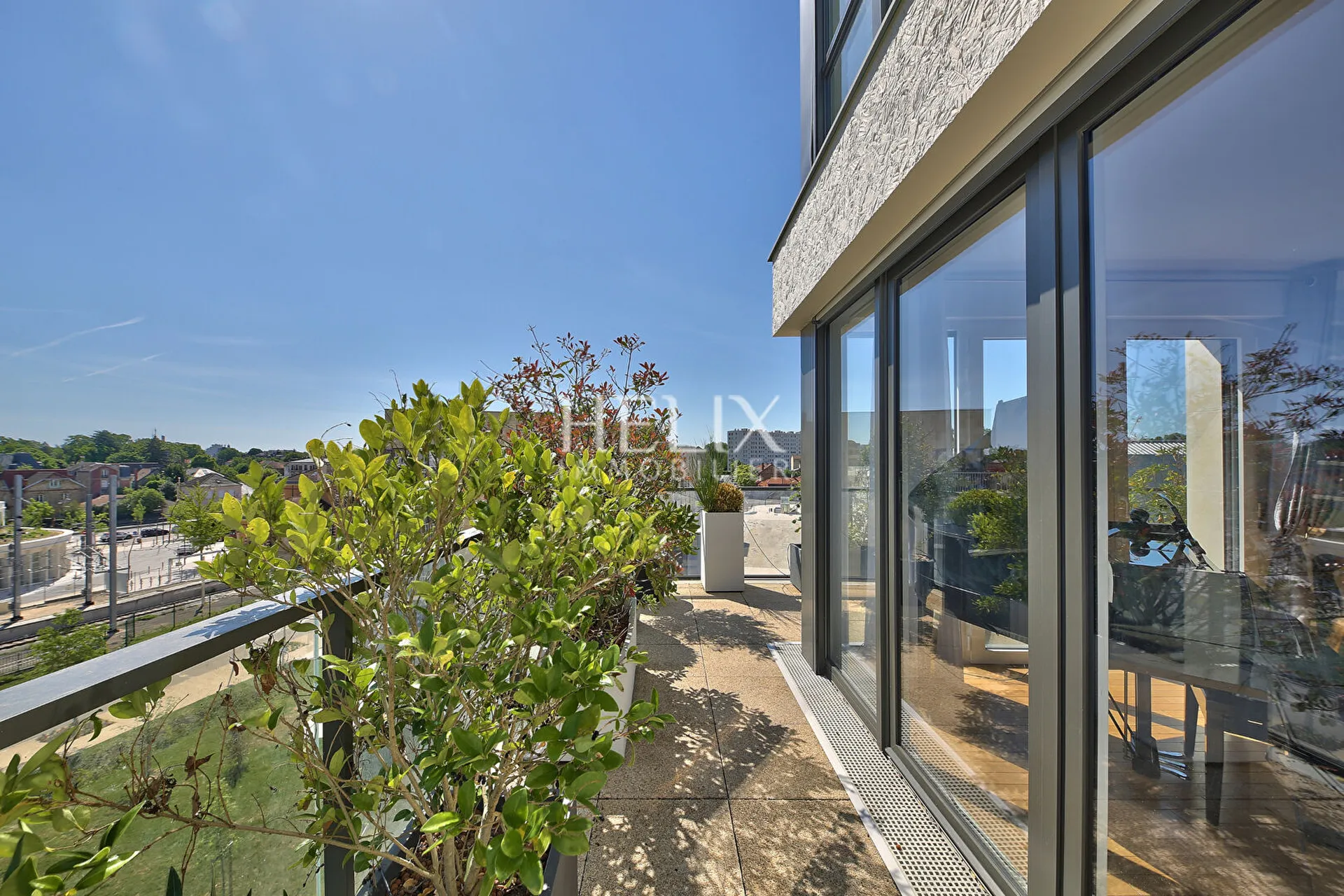 Superbe appartement 3 pièces de 63,95 M² habitable avec un balcon de 20,90 M² à Saint-Germain-en-Laye.
Situé au 4me étage la résidence So Green dévoile une architecture soignée et élégante dans son cadre naturel, en bordure de forêt 