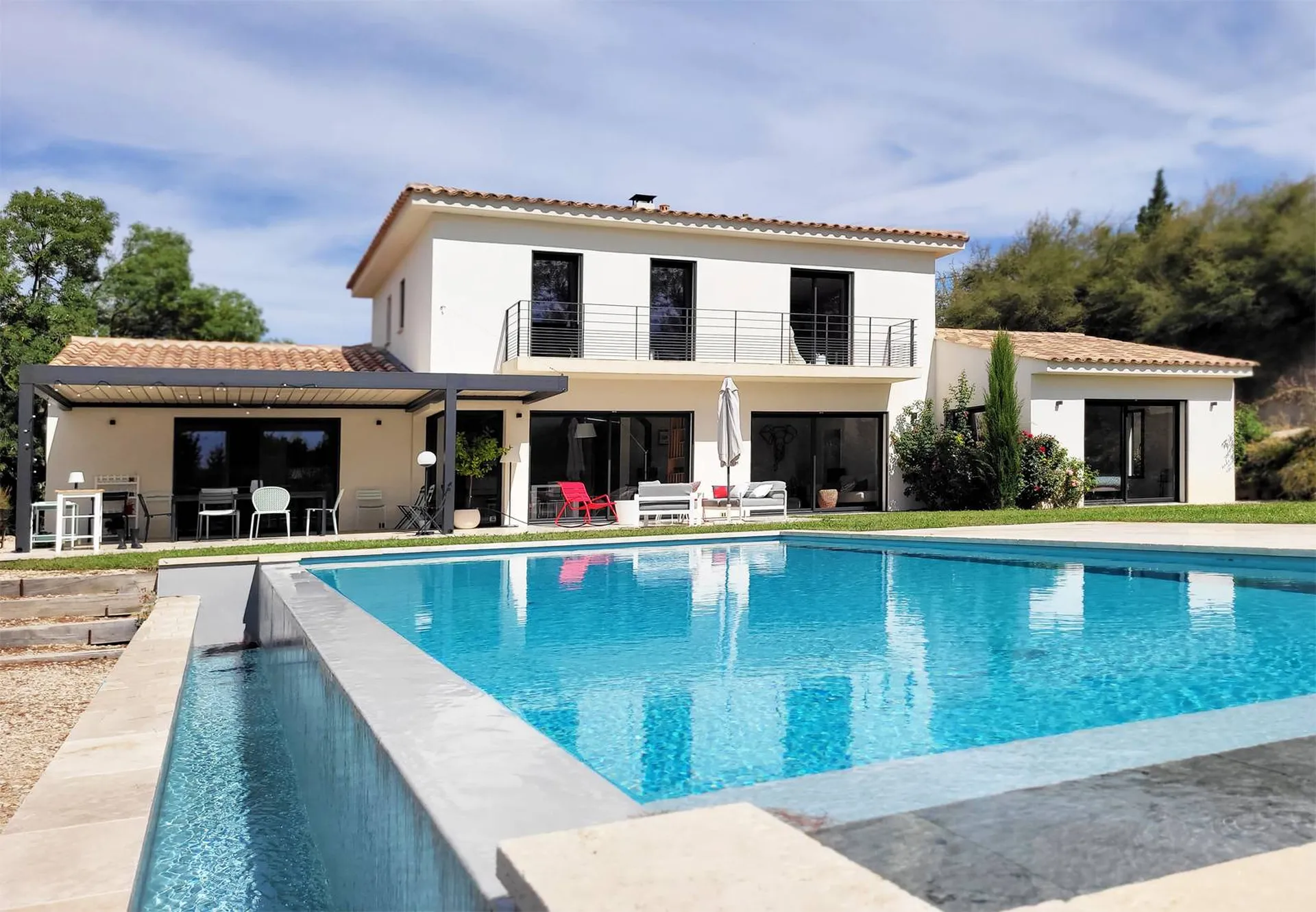 Constructeur de villa haut de gamme contemporaine sur le Pays d'Aix dans le sud de la France