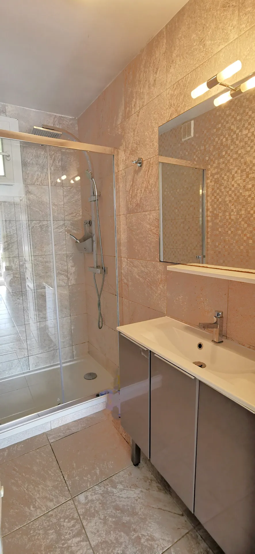 Vente appartement T1/2 Cassis  avec balcon vue Château & Cap Canaille dans résidence sécurisée juste derrière le port