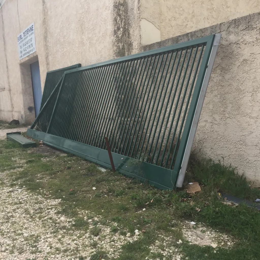 PORTAIL POUR INDUSTRIEL GALVANISE ET THERMOLAQUE DANS LA REGION PACA FABRICATION SUR MESURE ET POSSIBILITE MOTORISATION
