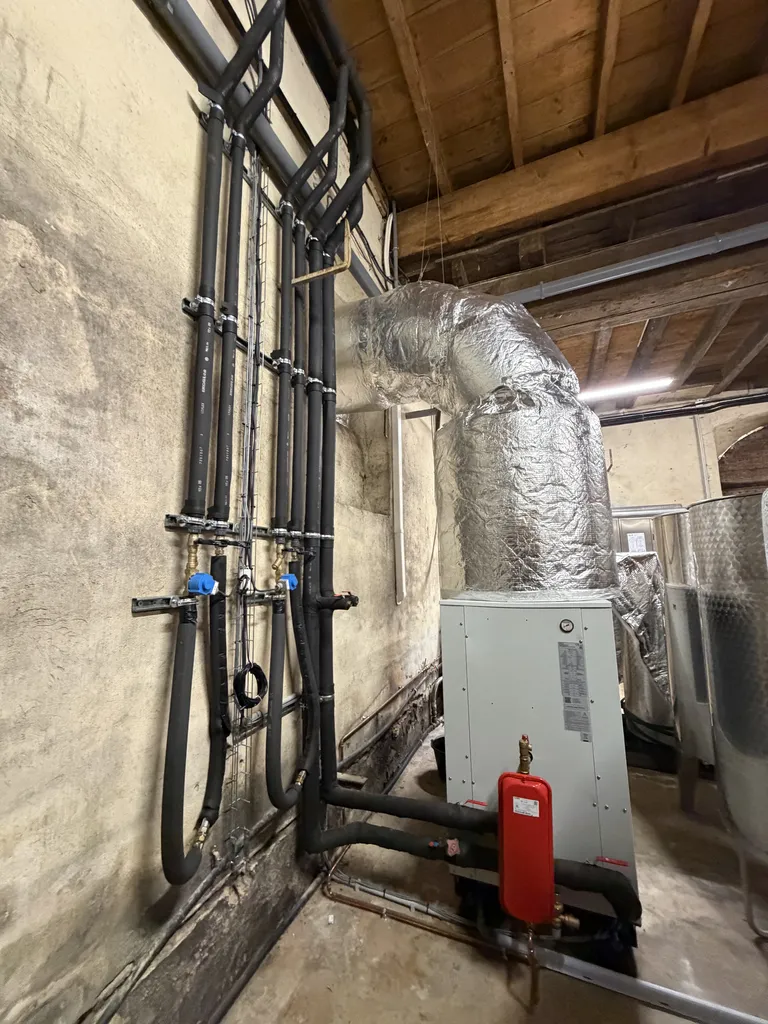 Vente de système de production de froid groupe à eau glacée réversible de ICS MTA pour la thermorégulation de 10 cuves au Château de Champ-Renard à Blacé