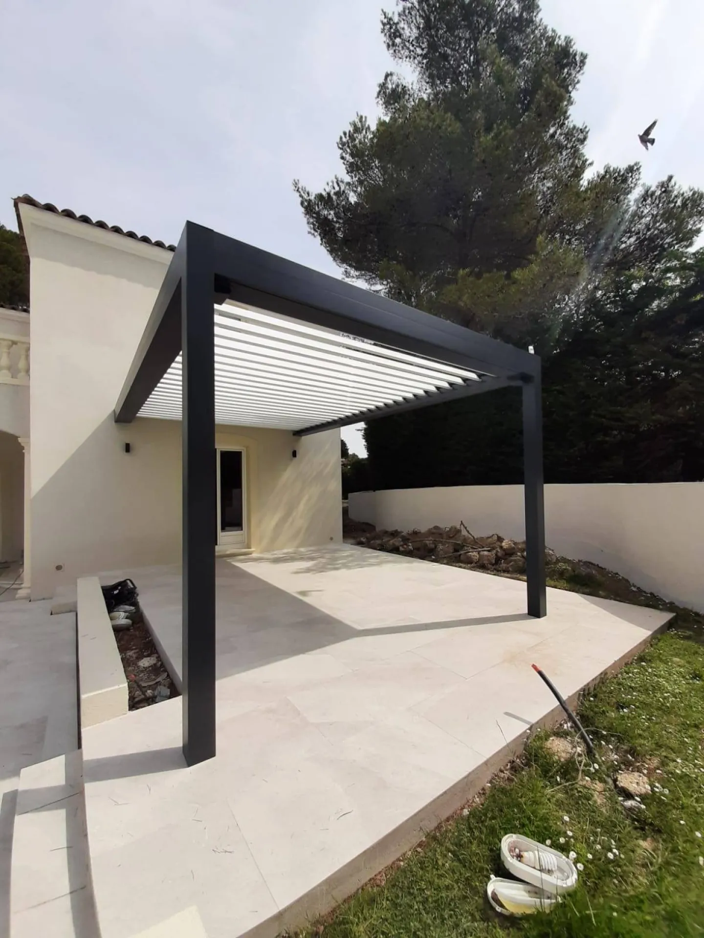 Installation de Pergola avec Baies Coulissantes par Pergola Riviera à Fayence