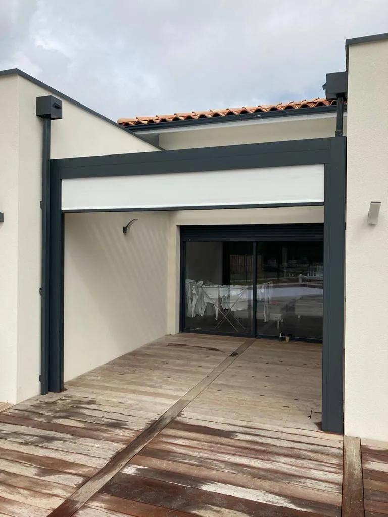 Pose pergola bioclimatique murale frontale sur Mios