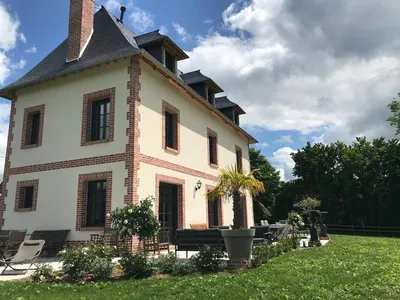 Rare à la vente, Propriété avec piscine pleine de charme et de caractère, sur un parc de 4 313 m², à 15 minutes des commodités de Pont-L'Evêque 14130