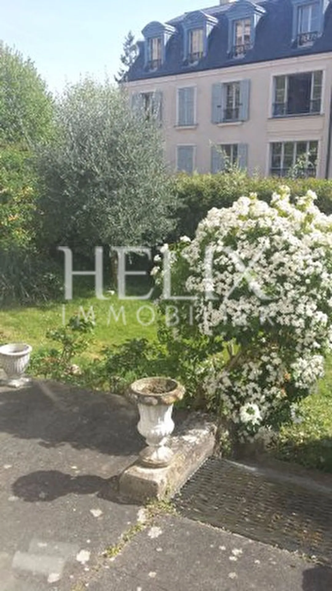 Quartier château un appartement de grand standing avec la vue sur le château de Saint Germain en Laye avec 2 chambres au pied du RER direction Paris La Défense