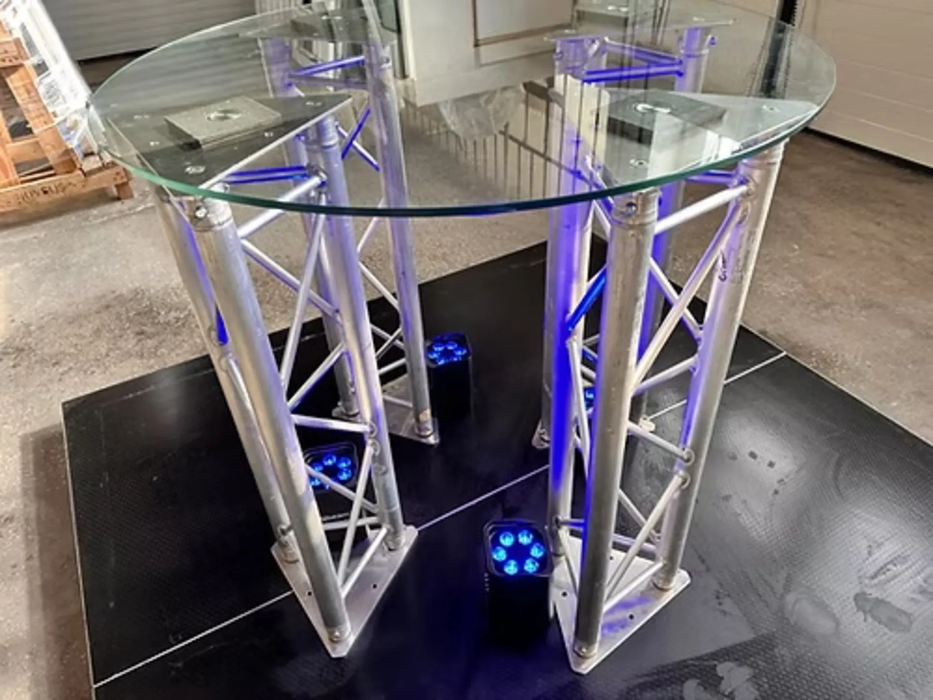 TABLE VERRE DESIGN AVEC PIEDS STRUCTURES ALU