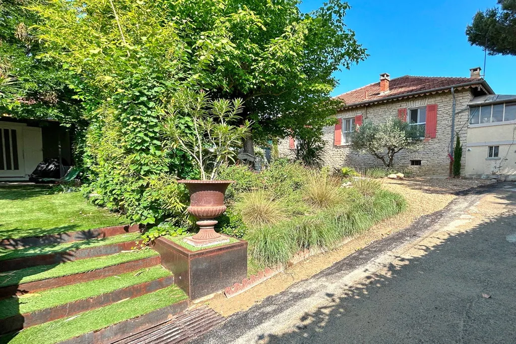 Maison en pierre avec gite indépendant, quartier très calme, à deux pas des commodités Carpentras  