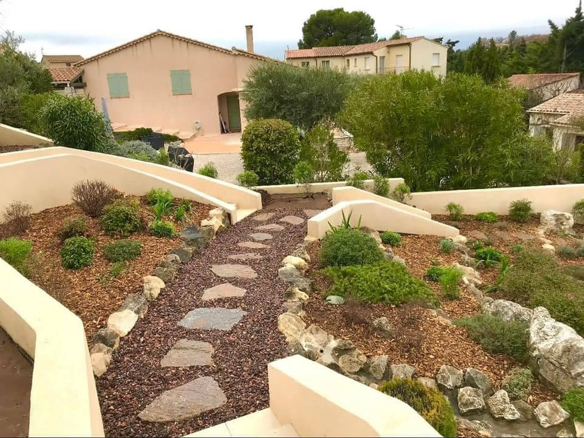 Création d'un jardin paysager à Saint-Saturnin-lès-Avignon 84450, dans le Vaucluse, par les experts de Carré Vert