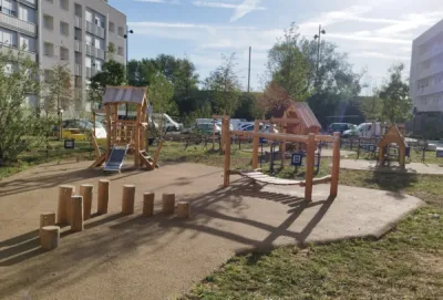 Jeux en bois avec le pont et les rondins Rhône
