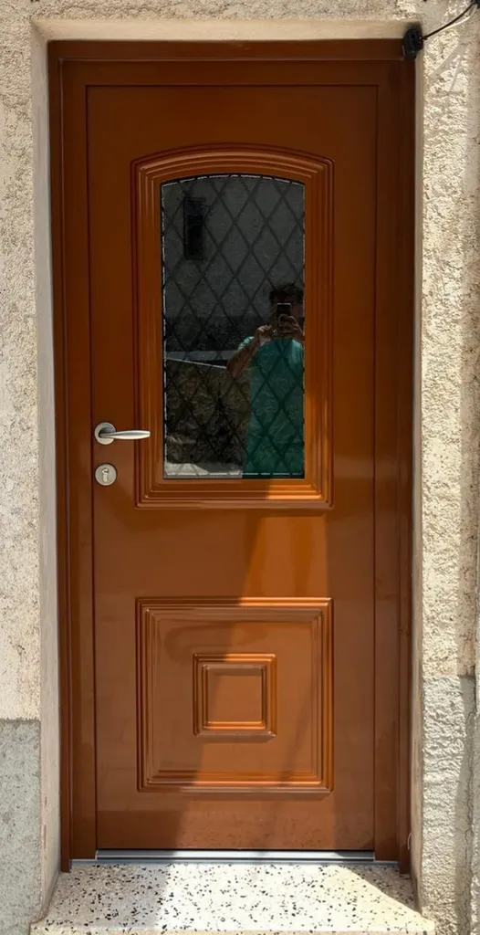 Installation d'une porte d'entrée monobloc aluminium bi-colore modèle CAPELLA1 à Tourrette-du-Château : design unique avec vitrage décoratif et finition extérieure RAL 8003