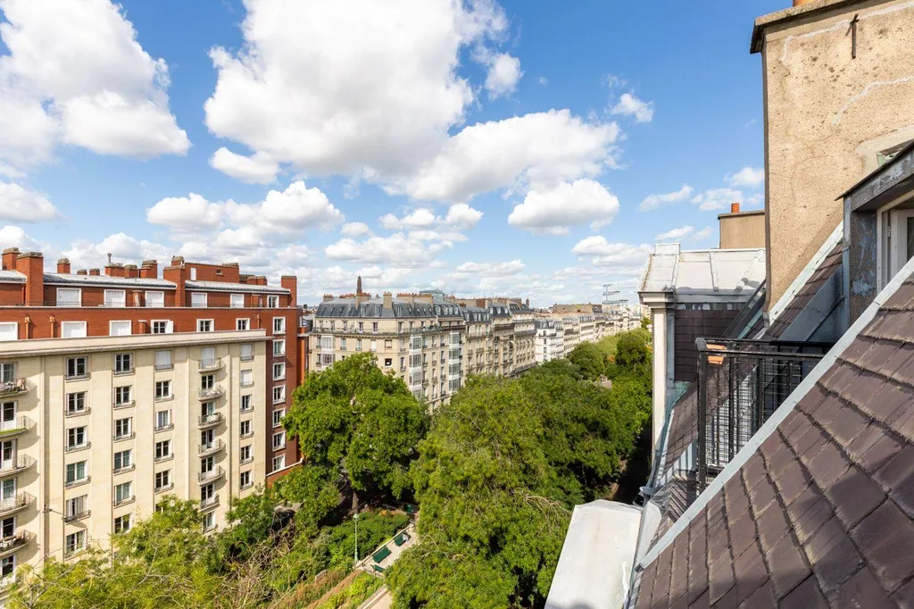 A vendre 85 m2 en dernier étage avec vue dégagée et traversant / Bd Pereire Paris 75017