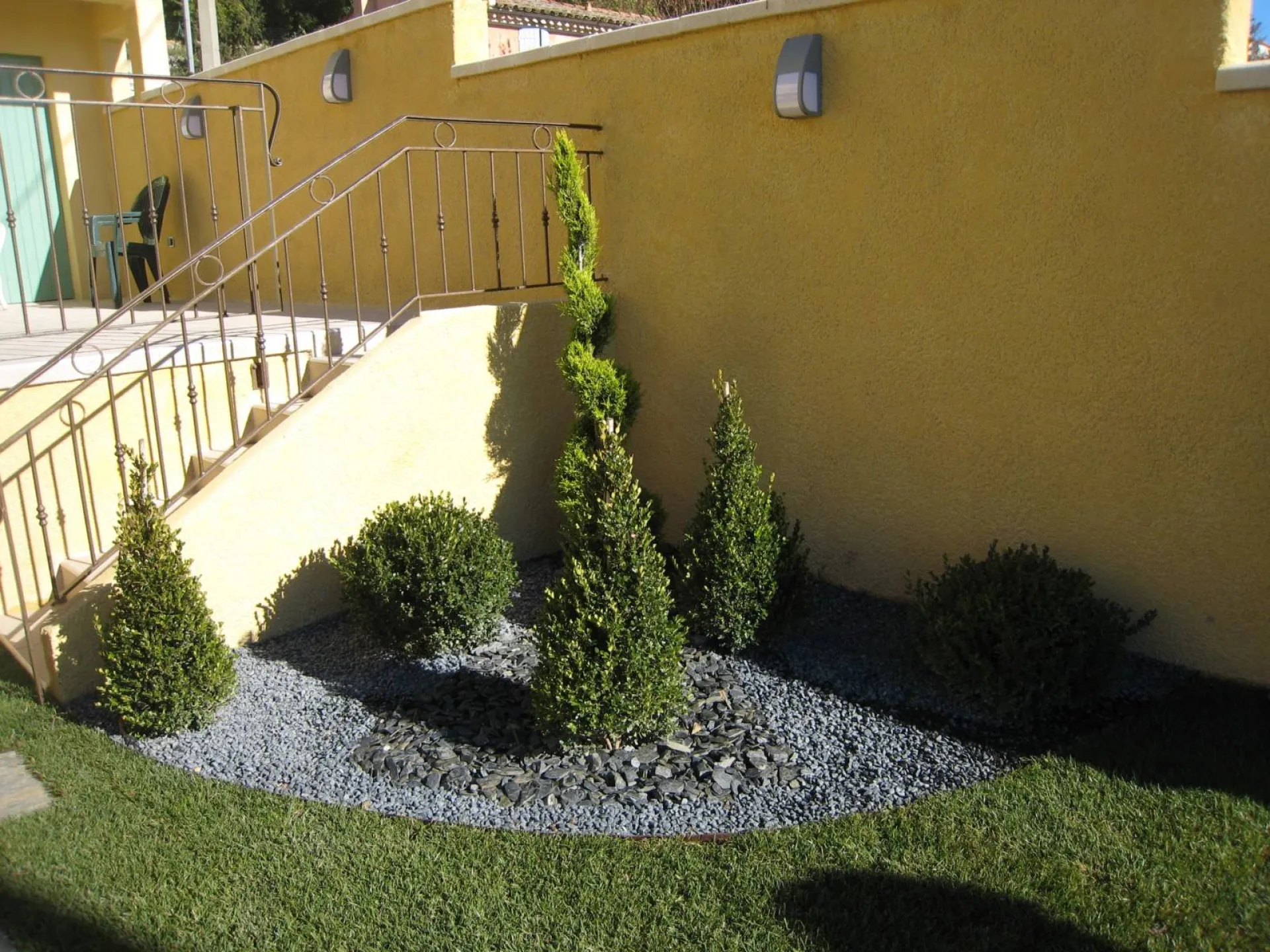 Aménagement d’une cour intérieur en pente et d'un jardin contemporain  à Aix en Provence
