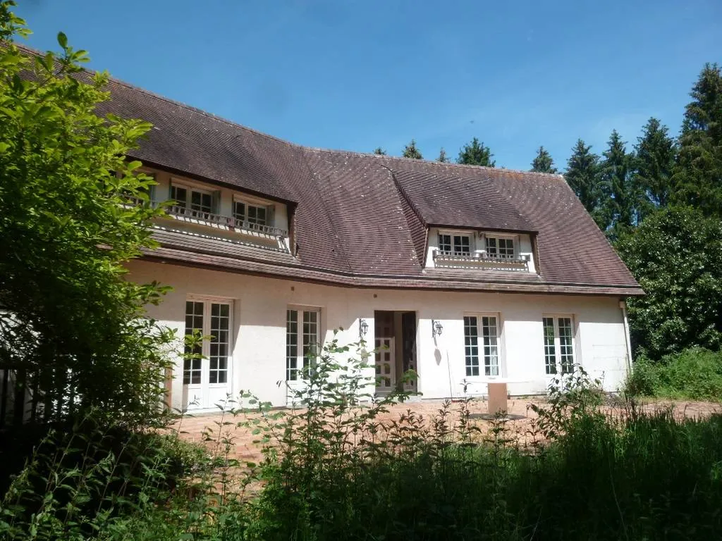 A acquérir, Propriété Contemporaine édifiée sur un terrain arboré de 10 000 m², proche de Lisieux 14100, en Normandie.