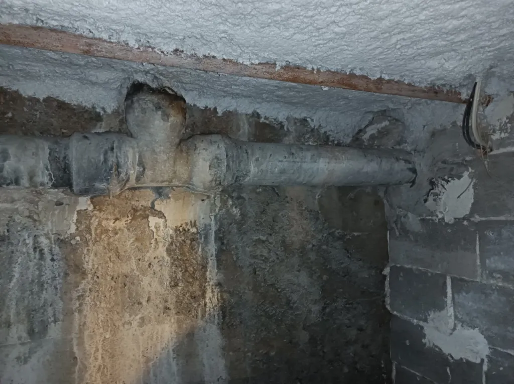 Remplacement d'un tronçon de collecteur d'eaux usés dans une copropriété a Cannes 