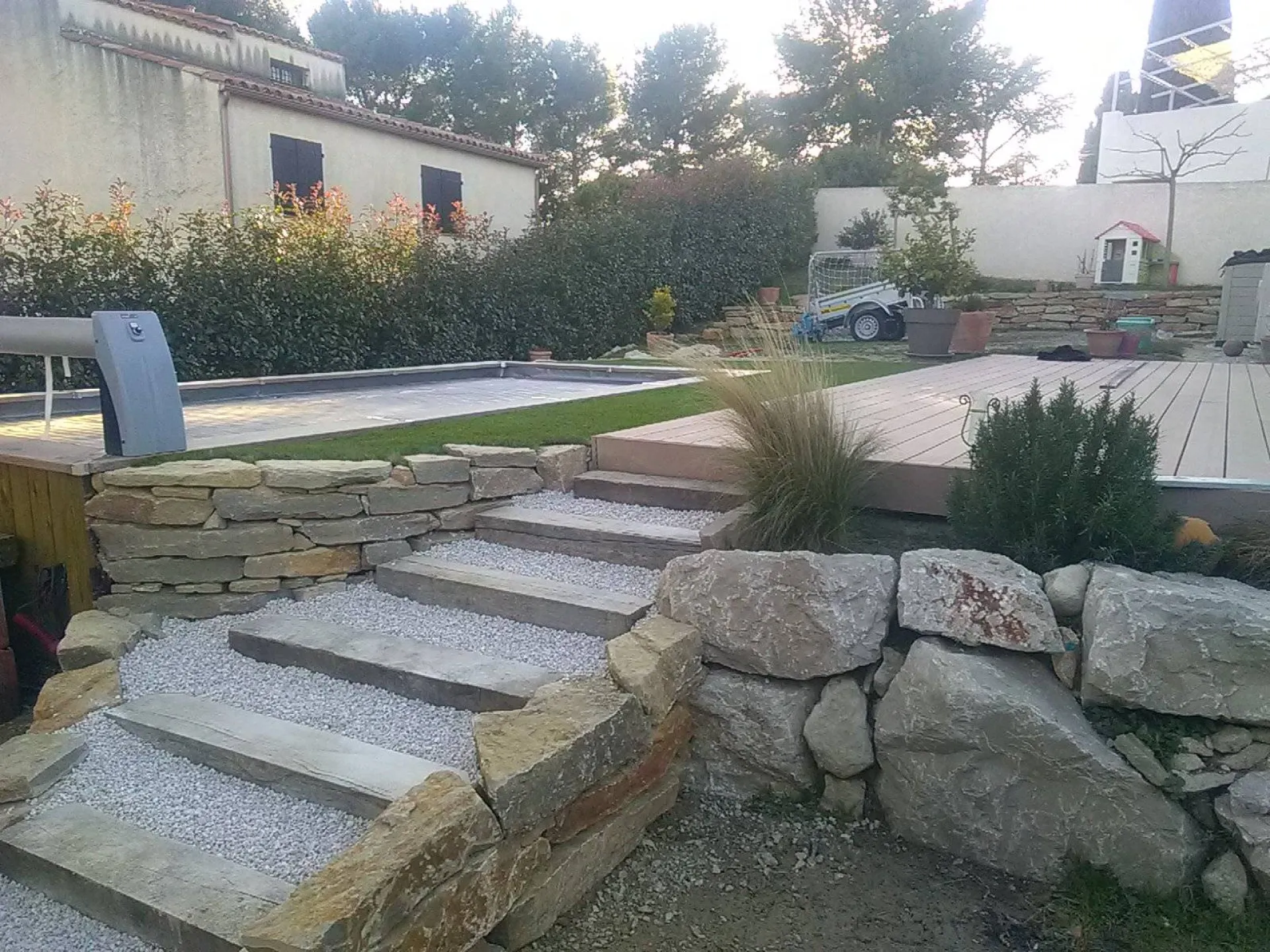 Réalisation d escalier en poutre de chene pour un jardin à Rognac