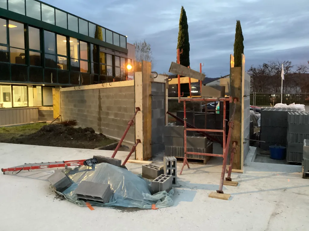 Création d’un radier et fondations spéciales pour bâtiments modulaires sur sol instable – Saint-Vallier (26)