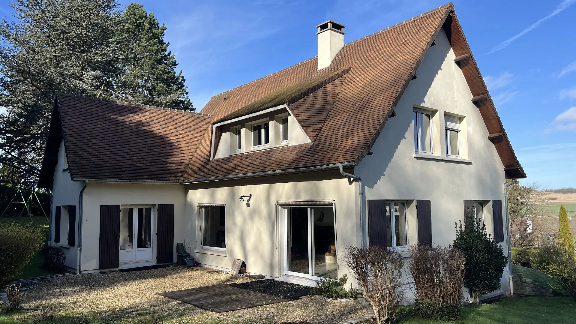 Maison d'Architecte, située à pont-et-Marais de 197 m², Parc paysager de 2 552 m² avec bois privatif