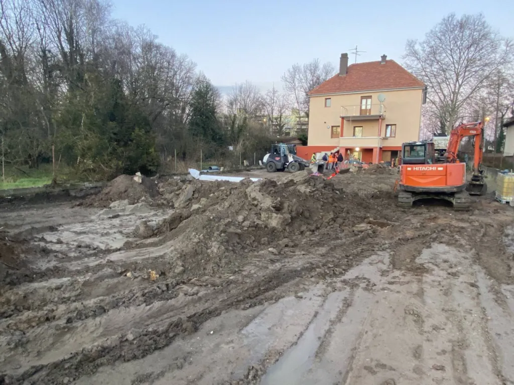 Terrassement d'une cour extérieur d'une maison individuelle à Geispolsheim, près d'Eschau