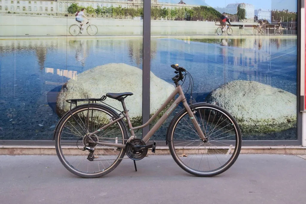 Location de vélo de ville pour femme à Lyon pour visiter la ville