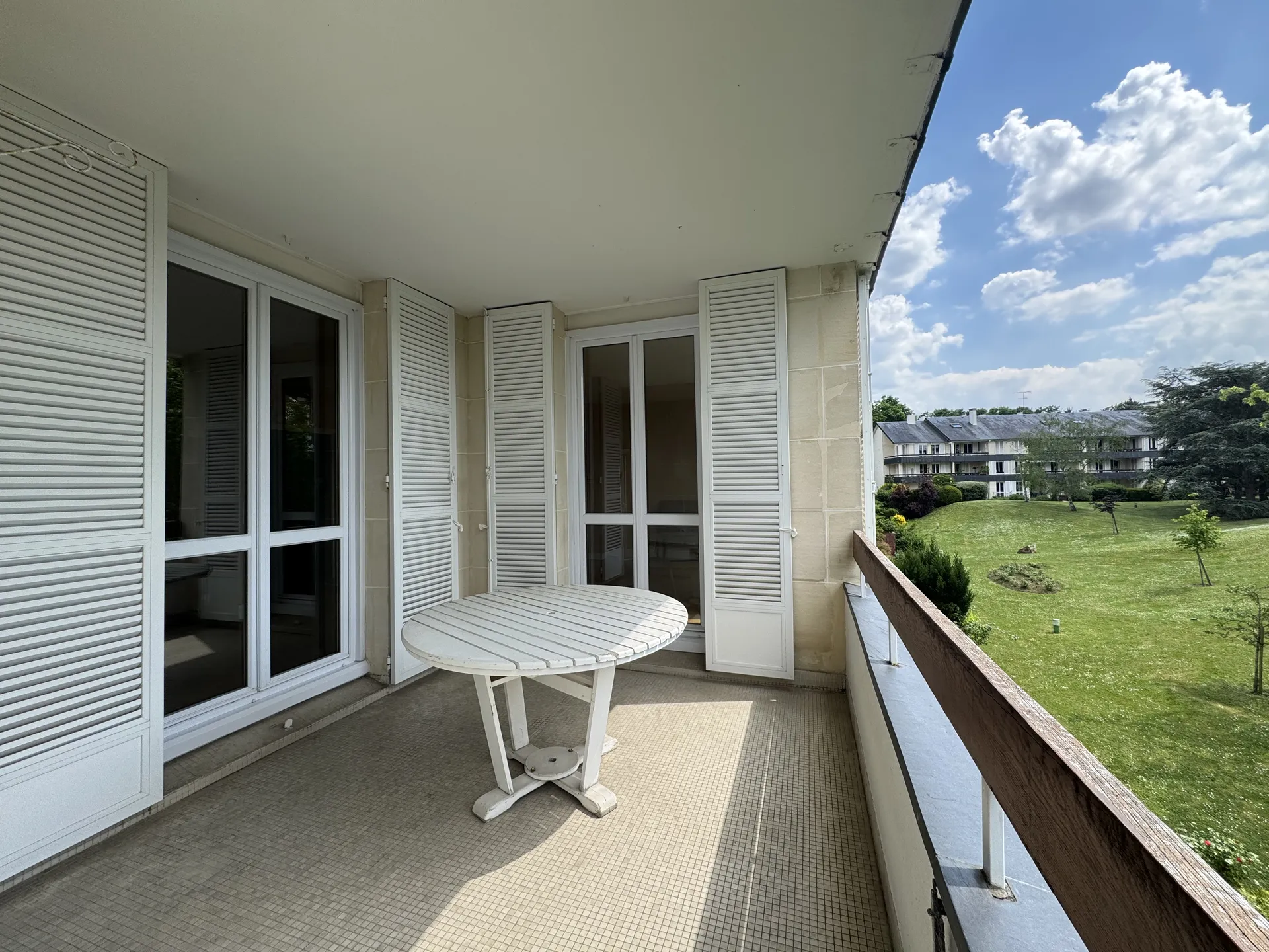 Appartement 123,98 M2 ( studio en sus du prix ) à Louveciennes ascenseur terrasse gare à 5 minutes