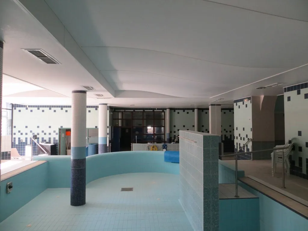 Pose plafonds tendus BARRISOL blanc mat au dessus des bassins Thermes de Lectoure GERS